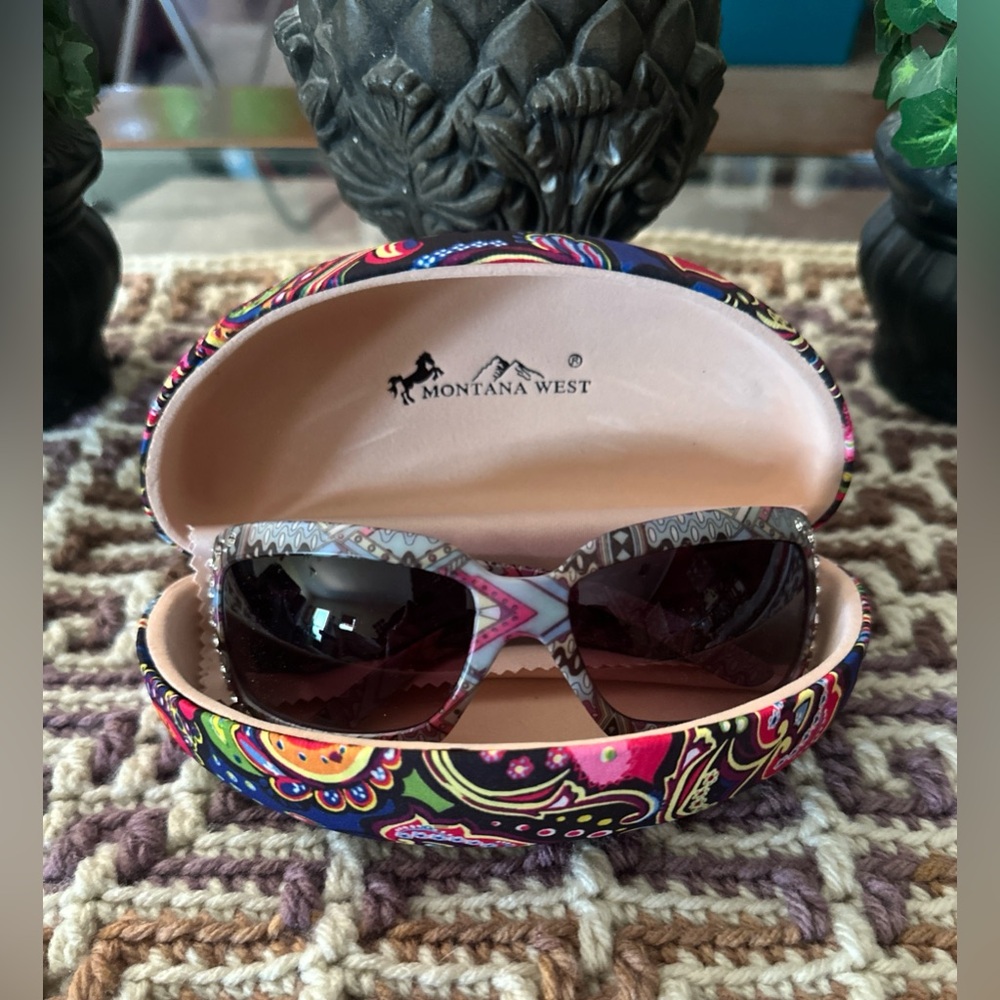Ladies Montana West Sunglasses are with case/polishing cloth 🔥Like new